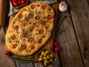 Focaccia de Tomate, Romero y Aceitunas