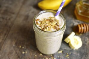 Smoothie de Plátano, Leche de Coco, Avena y Miel